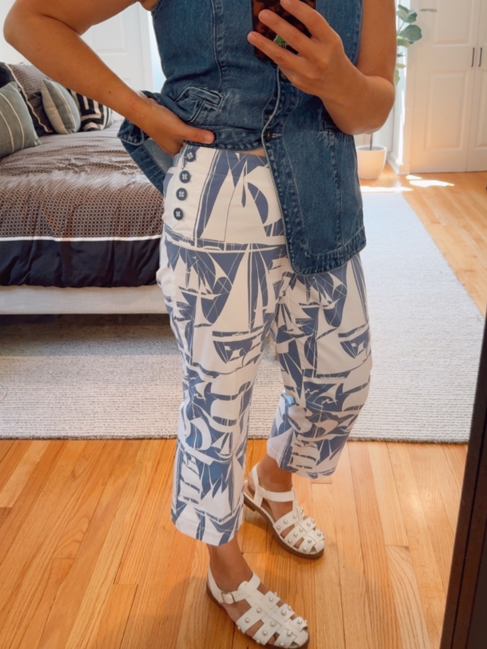 Liz Claiborne White and Blue Sailboat Print Capri Pants